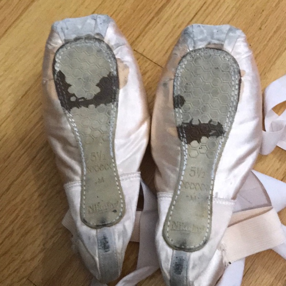 Dead pointe shoes - Picture 3 of 3
